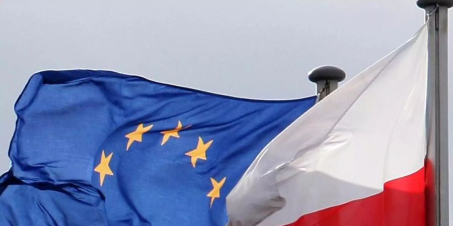Die Fahnen der Europäischen Union (EU) und von Polen am deutsch-polnischen Grenzübergang. Foto: Patrick Pleul/dpa