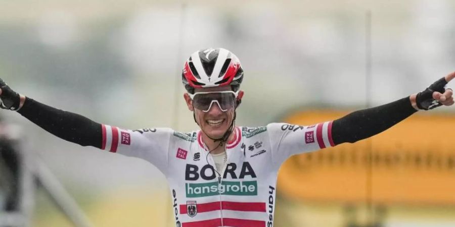 Patrick Konrad gewann bei der diesjährigen Tour die 16. Etappe. Foto: Daniel Cole/AP/dpa