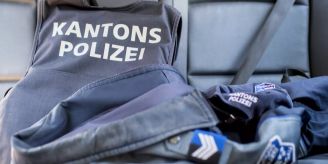 A1 bei Mägenwil AG - Zu breit für den Baustellen-Überholstreifen