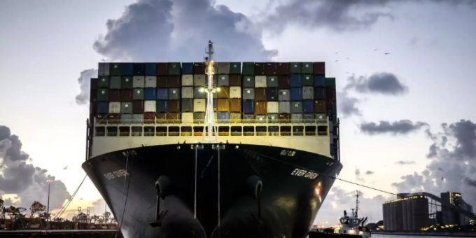Rotterdam - Containerschiff «Ever Given» läuft im Hafen von Rotterdam ein