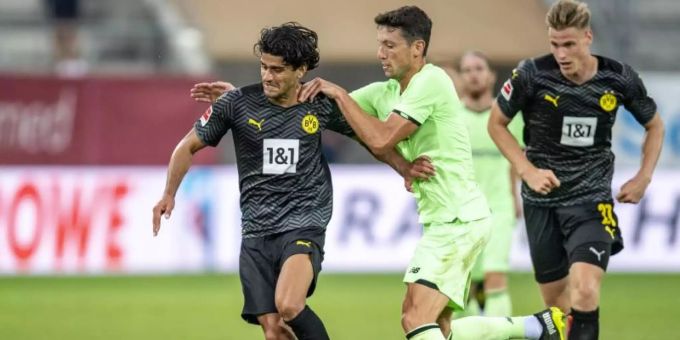 Mahmoud Dahoud (l) hat seinen Vertrag beim BVB bis 2023 verlängert. Foto: David Inderlied/dpa Mahmoud Dahoud (l) hat seinen Vertrag beim BVB bis 2023 verlängert. Foto: David Inderlied/dpa