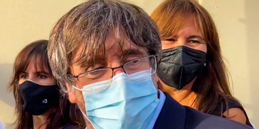 dpatopbilder - Der frühere katalanische Regionalregierungschef Carles Puigdemont (M) verlässt das Gefängnis. Der frühere katalanische Regionalregierungschef Carles Puigdemont ist entgegen ersten Meldungen doch ohne Auflagen auf Sardinien freigelassen worden. Foto: Gloria Calvi/AP/dpa