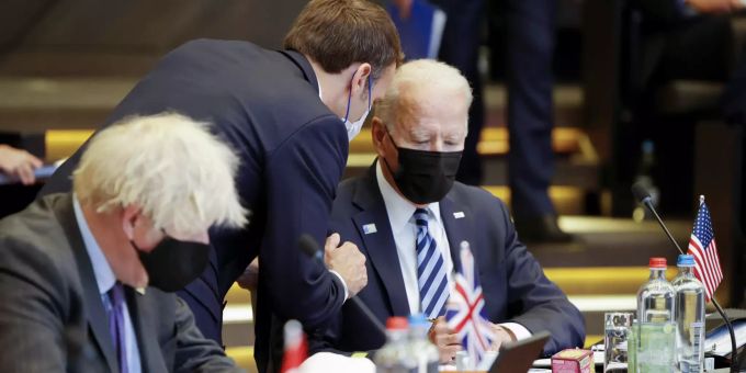 Emmanuel Macron spricht mit Joe Biden, während Boris Johnson daneben sitzt. (Archivfoto) macron biden