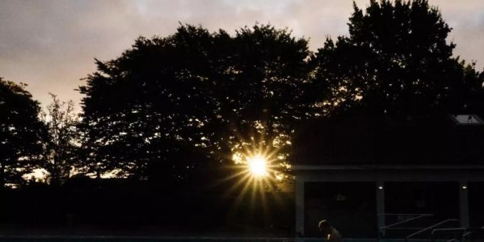 Ein Badegast steigt am frühen Morgen bei Sonnenaufgang ins Schwimmbecken im Freibad Grossburgwedel bei Hannover. Foto: Demy Becker/dpa Ein Badegast steigt am frühen Morgen bei Sonnenaufgang ins Schwimmbecken im Freibad Grossburgwedel bei Hannover. Foto: Demy Becker/dpa