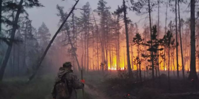 Freiwillige löschen einen Waldbrand in der Republik Sacha, auch bekannt als Jakutien. Foto: Ivan Nikiforov/AP/dpa Freiwillige löschen einen Waldbrand in der Republik Sacha, auch bekannt als Jakutien. Foto: Ivan Nikiforov/AP/dpa
