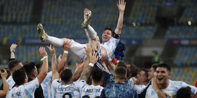 Lionel Messi wird von seinen Teamkollegen nach dem Copa-Sieg gefeiert. Lionel Messi