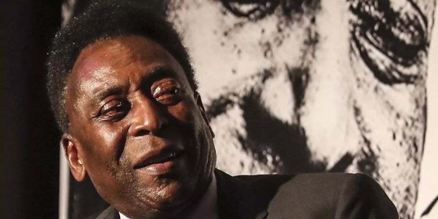 ARCHIV - Der brasilianischen Fussball-Legende Edson Arantes do Nascimento alias Pele bei der Vorstellung der Pele Academy. Brasiliens Fussball-Legende Pelé ist nach der Entfernung eines Tumors am Darm weiter in intensiver medizinischer Behandlung. Foto: Antonio Lacerda/EFE/dpa