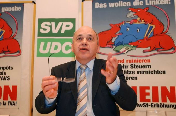 Der damalige SVP-Parteipräsident Ueli Maurer lanciert 2004 mit symbolhaften Plakaten den Abstimmungskampf über die AHV und das Steuersenkungspaket. Ueli Maurer SVP Plakat