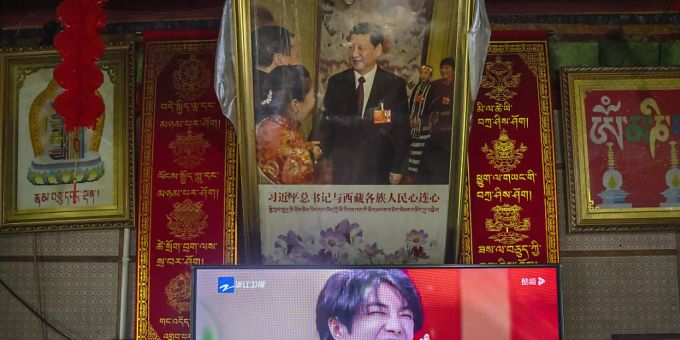 ARCHIV - Die staatliche Fernseh- und Radioverwaltung (NRTA) in Peking hat TV-Anbieter am 02.09.2021 aufgefordert, keine männlichen Darsteller «mit einem weiblichen Stil und andere abnormale Ästhetik» zu zeigen. Foto: Mark Schiefelbein/AP/dpa ARCHIV - Die staatliche Fernseh- und Radioverwaltung (NRTA) in Peking hat TV-Anbieter am 02.09.2021 aufgefordert, keine männlichen Darsteller «mit einem weiblichen Stil und andere abnormale Ästhetik» zu zeigen. Foto: Mark Schiefelbein/AP/dpa
