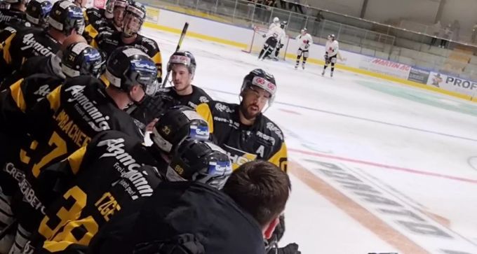 Wetziker Jubel nach Buchmüllers Treffer zum 3:1. EHCW