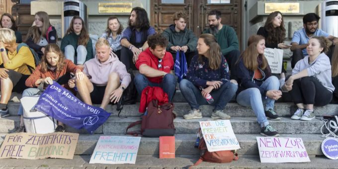 Studenten und Sympathisanten protestieren vor der Uni Bern gegen die Zertifikatspflicht.