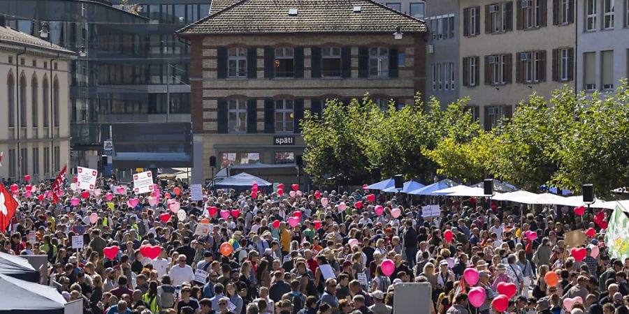 Die Gegnerinnen und Gegner der Massnahmen zur Eindämmung des Coronavirus bei der Kundgebung auf dem Neumarkt in Winterthur.