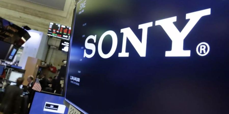 Das Logo von Sony ist auf dem Börsenparkett der New York Stock Exchange auf einem Bildschirm zu sehen. Foto: Richard Drew/AP/dpa