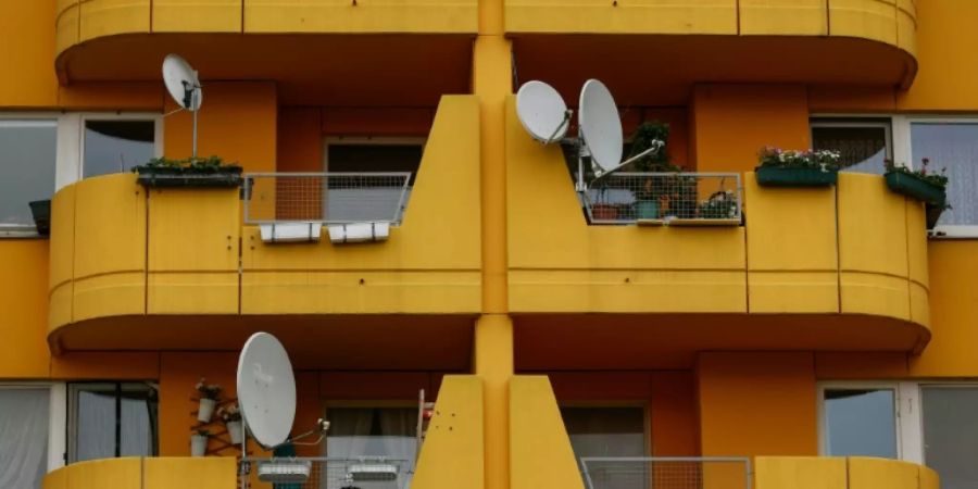 Satellitenschüsseln an einem Haus in Berlin
