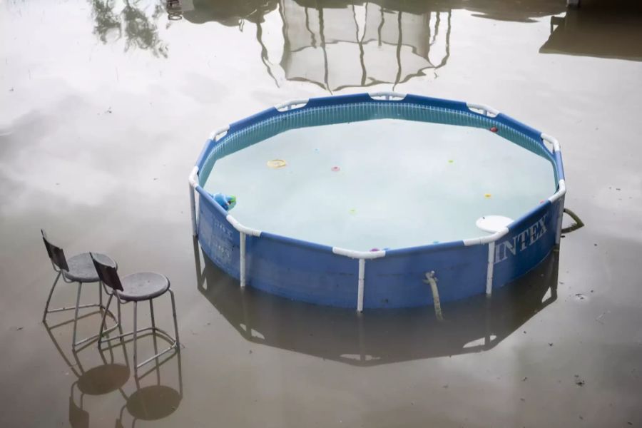 Ein Plastikpool stehet auf dem überfluteten Campingplatz Reussbrücke, aufgenommen am Mittwoch, 14. Juli 2021 in Ottenbach.