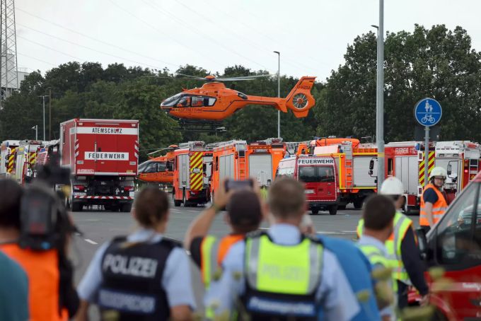 Auch ein Rettungshubschrauber der Chemieabwehr war im Einsatz. Rauchwolke über Chempark Leverkusen