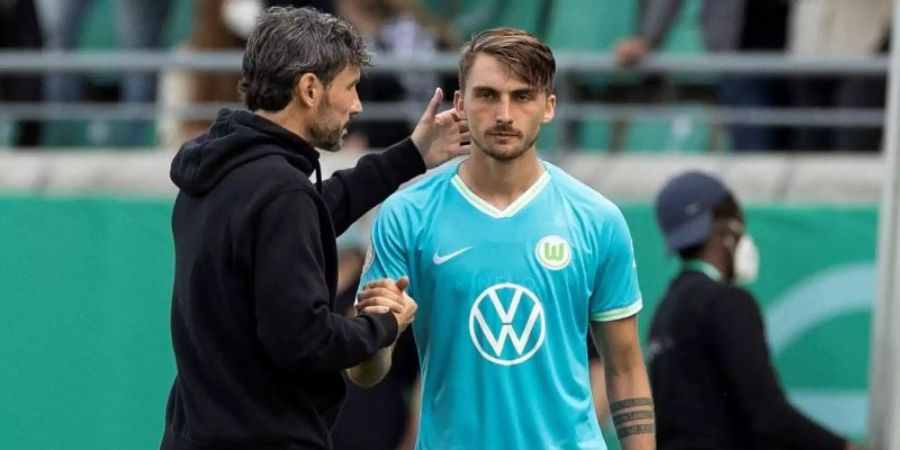 Wechselte in Münster einmal zuviel: Wolfsburg-Coach Mark van Bommel (l, hier mit Maximilian Philipp). Foto: Marco Steinbrenner/Kirchner-Media/dpa