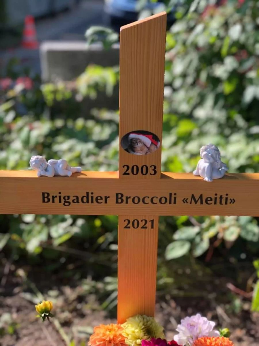 Das Kreuz ist beschriftet mit «Brigadier Broccoli ‹Meiti› 2003-2021».