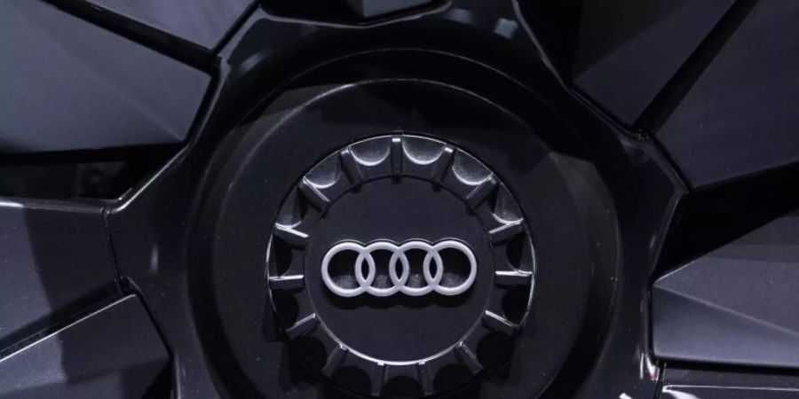 Das Audi-Logo ist auf einer Felge eines Audi PB18 E-Tron auf der IAA auf dem Stand von Audi zu sehen. Foto: Silas Stein/dpa