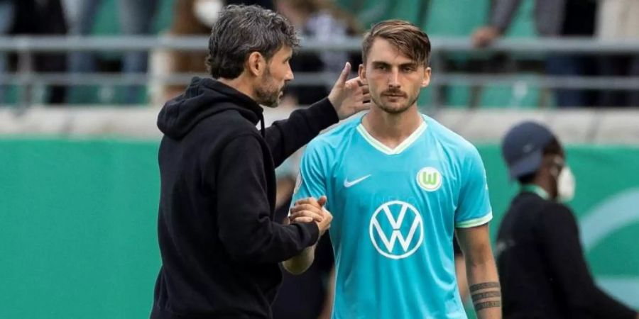 VfL-Trainer Mark van Bommel (l) wechselte in der Verlängerung auch noch weitere drei Spieler ein und vollzog damit insgesamt sechs Wechsel. Foto: Marco Steinbrenner/Kirchner-Media/dpa