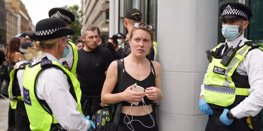 ITN anti-vaccine protest in London