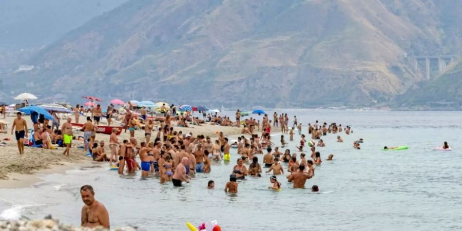 Touristen in Messina auf Sizilien