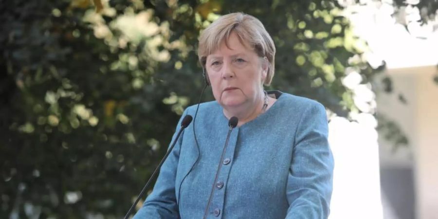 Angela Merkel (CDU) bei einer Pressekonferenz in Polen. Auf ihrer Reise in den Osten Europas besucht die Kanzlerin jetzt Serbien und Albanien. Foto: Wojciech Olkusnik/PAP/dpa