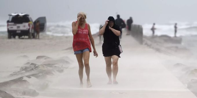 Menschen schützen sich vor den Unwettern, die mit dem Hurrikan «Nicholas» nach Texas kommen. APTOPIX Tropical Weather