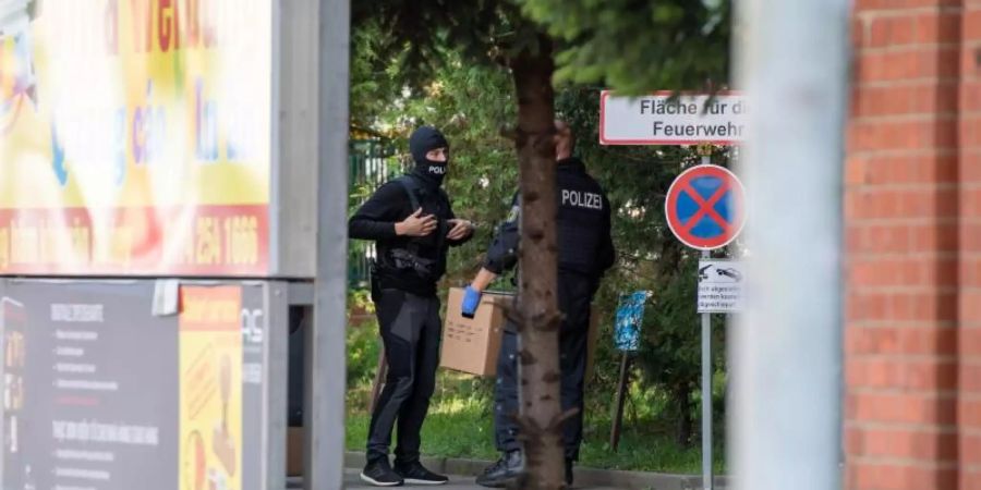 Polizisten stehen auf dem Gelände des Dong Xuan Center in Berlin. Foto: Christophe Gateau/dpa