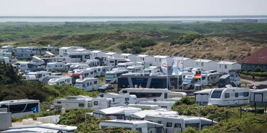 Viele Urlauber bevorzugten im zweiten Corona-Sommer nicht nur das eigene Auto, sondern auch die eigene Unterkunft. Die Folge waren volle Campingplätze. Foto: Daniel Bockwoldt/dpa