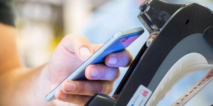 Ein Smartphone wird an ein Kassenterminal gehalten. Mit der entsprechenden App kann man so bezahlen. Foto: Franziska Gabbert/dpa-tmn/dpa/Symbolbild Ein Smartphone wird an ein Kassenterminal gehalten. Mit der entsprechenden App kann man so bezahlen. Foto: Franziska Gabbert/dpa-tmn/dpa/Symbolbild