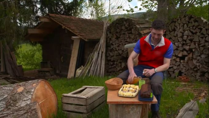 «Bauer, ledig, sucht»-Star Jam-Pi bei seinem selbst gebauten Häuschen. jam-pi