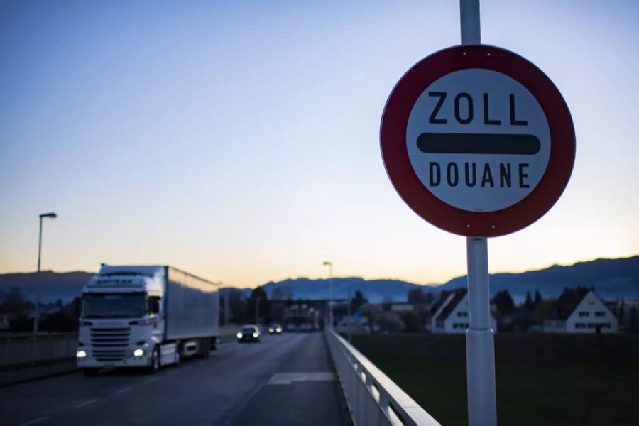 Ein Abkommen aus dem Jahr 1958 erlaubt es den Bauern, Waren aus einem zehn Kilometer breiten Grenzstreifen zollfrei ins eigene Land zu bringen.