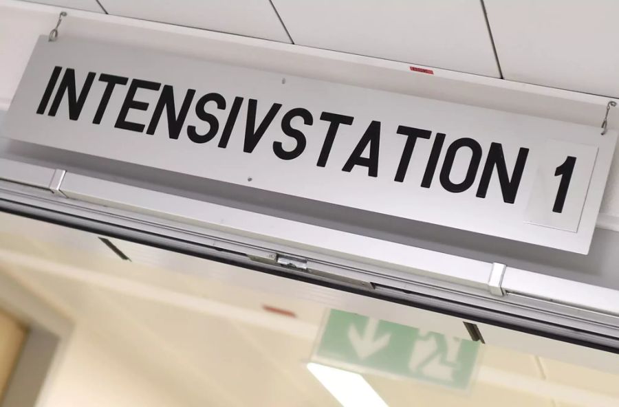 Ein Schild mit der Aufschrift «Intensivstation» in einem Spital in Österreich.