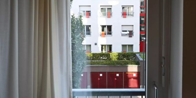 Der Blick auf Fenster eines Wohnhauses. (Symbolbild) fenster