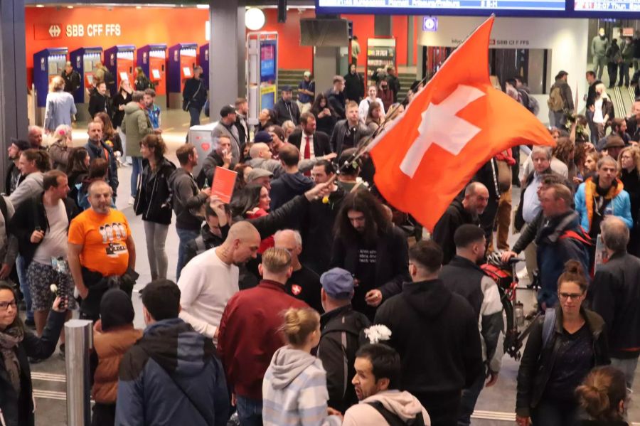 Auch Nicolas Rimoldi von Massvoll war an der Demo in Bern.