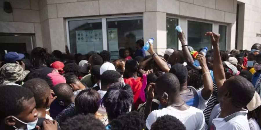 Haitianer versammeln sich vor der US-Botschaft in Port-au-Prince inmitten von Gerüchten im Radio und in den sozialen Medien, dass die USA Exil- und humanitäre Visa ausstellen werden. Foto: Joseph Odelyn/AP/dpa