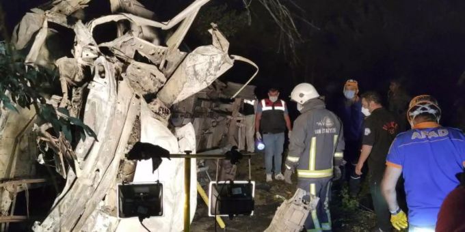 Rettungskräfte stehen neben einem ausgebrannten Wrack eines Kleinbusses, der beim Transport von Migranten in einen Graben gestürzt und dann in Brand geraten sein soll. Foto: Sukru Akyuz/IHA/AP/dpa Rettungskräfte stehen neben einem ausgebrannten Wrack eines Kleinbusses, der beim Transport von Migranten in einen Graben gestürzt und dann in Brand geraten sein soll. Foto: Sukru Akyuz/IHA/AP/dpa