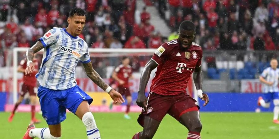 Der Franzose Dayot Upamecano (r) vom FC Bayern München verletzte sich gegen Hertha BSC. Foto: Sven Hoppe/dpa