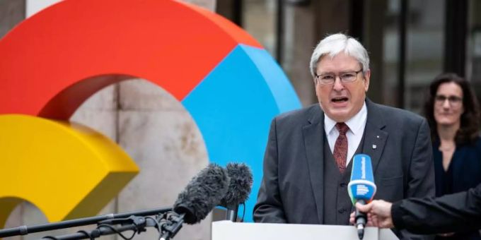 Jörg Steinbach (SPD), Minister für Wirtschaft, Arbeit und Energie des Landes Brandenburg, spricht anlässlich der Vorstellung des Investitionsplans für Google Deutschland vor der Hauptstadtrepräsentanz von Google in Berlin-Mitte. Foto: Bernd von Jutrczenka/dpa Jörg Steinbach (SPD), Minister für Wirtschaft, Arbeit und Energie des Landes Brandenburg, spricht anlässlich der Vorstellung des Investitionsplans für Google Deutschland vor der Hauptstadtrepräsentanz von Google in Berlin-Mitte. Foto: Bernd von Jutrczenka/dpa