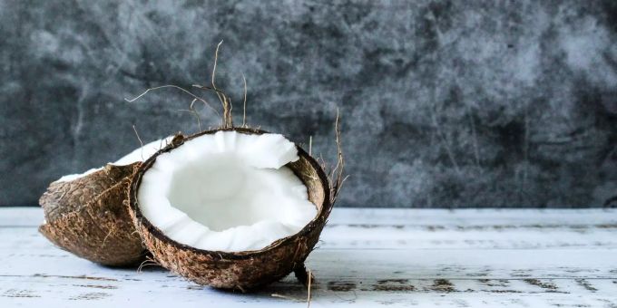 Kokosnussmilch kann vielfältig in der Küche verwendet werden. Kokosnuss
