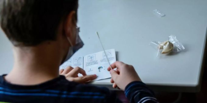 Corona-Test an einer Schule. schule