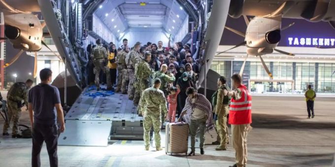 Geflüchtete verlassen in Tasckent einen Airbus A400M der Bundeswehr. Foto: -/Bundeswehr/dpa Geflüchtete verlassen in Tasckent einen Airbus A400M der Bundeswehr. Foto: -/Bundeswehr/dpa