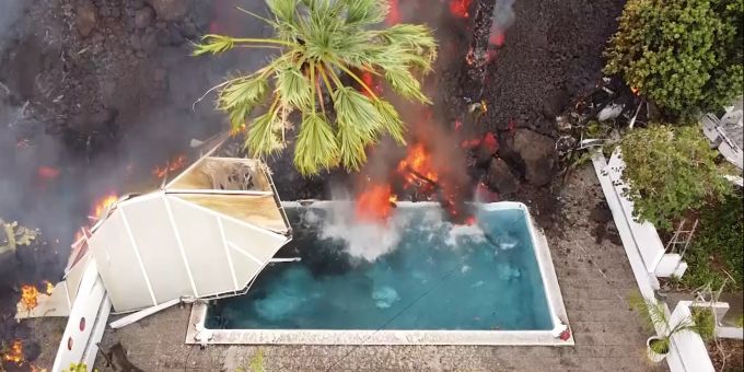 Ein Haus auf La Palma wird von den Lavamassen begraben. Volcano eruption