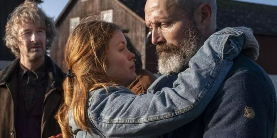 In tiefer Trauer: Markus (Mads Mikkelsen) und Mathilde (Andrea Heick Gadeberg). Foto: Zentropa Entertainments3 ApS & Zentropa Sweden AB/dpa