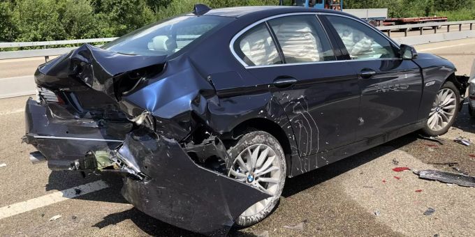 An den drei unfallbeteiligten Autos entstand teilweise hoher Sachschaden. Unfall