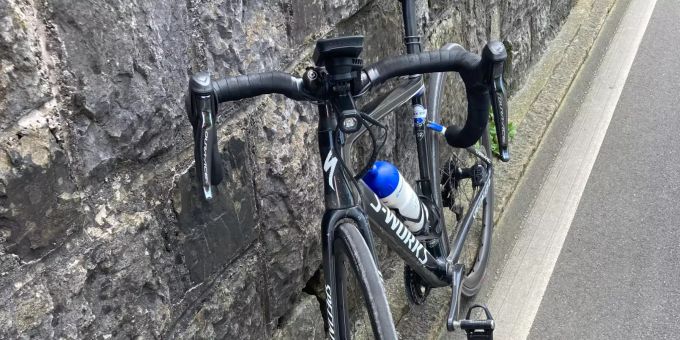 Eine 53-jährige Velofahrerin wurde von einem vorbeifahrenden Personenwagen gegen eine Steinmauer gedrückt. Unfall
