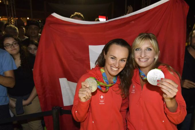 Timea Bacsinszky und Martin Hingis posieren mit ihren Olympia-Silbermedaillen. Timea Bacsinszky