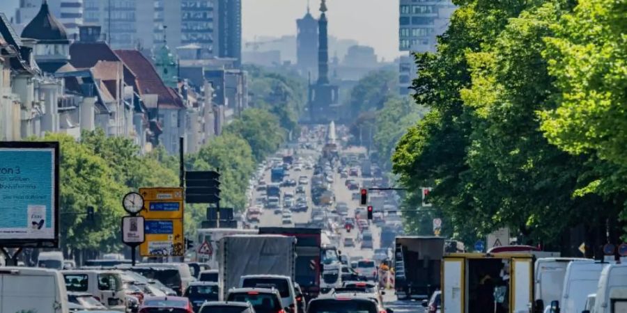 In der Hauptstadt verstopfen Autos die Strassen. Foto: Michael Kappeler/dpa