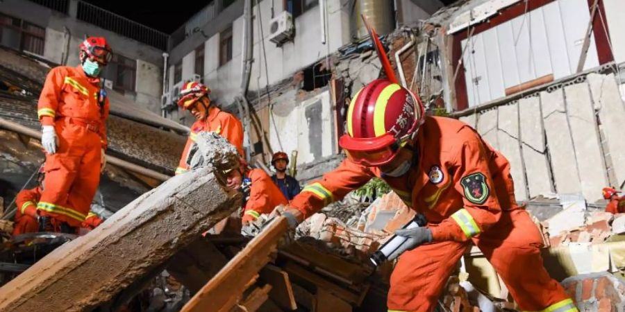 Rettungskräfte an der Unglücksstelle in Suzhou. Foto: Li Bo/XinHua/dpa
